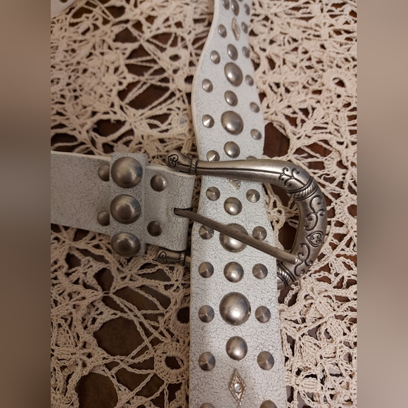 Steve Madden White Wash Leather Belt with Silver Tone Studs - Picture 3 of 7